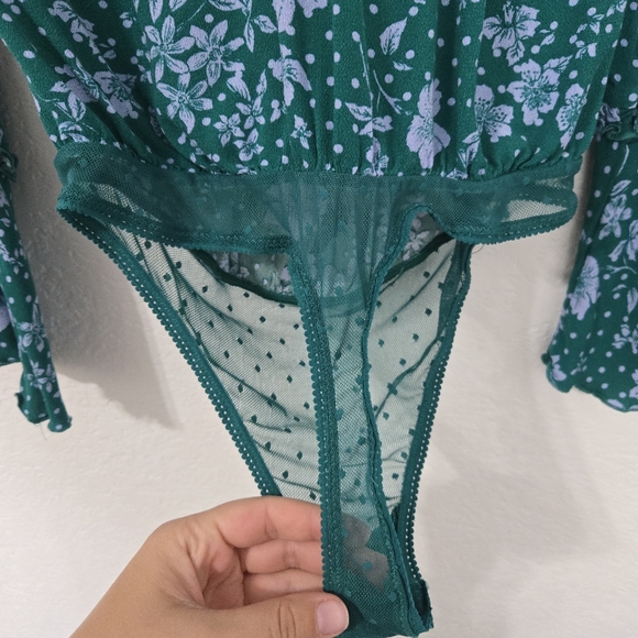 Free People One On One Date Bodysuit Bell Sleeve ‎ Emerald Green Floral NWT Sz S - Picture 2 of 7